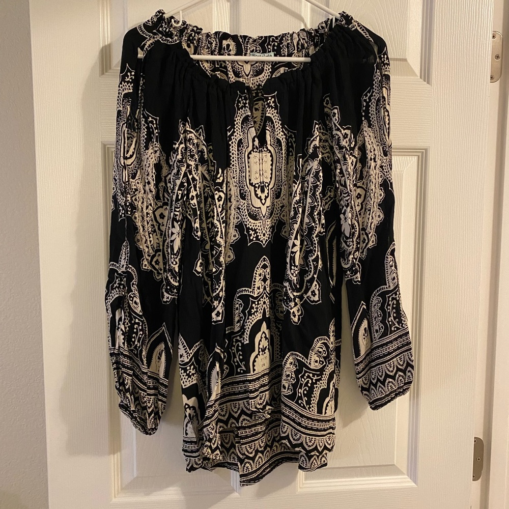 Women’s blouse with shoulder cut outs